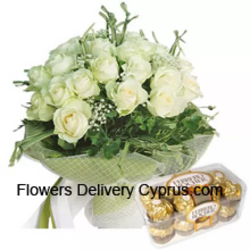 Bouquet de 18 roses blanches avec des garnitures saisonnières accompagnées de 16 pièces de Ferrero Rochers