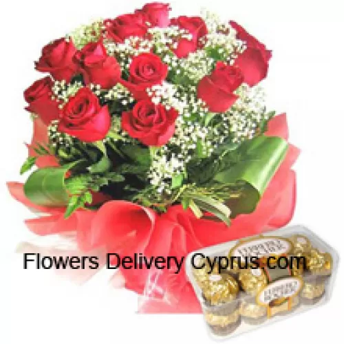 Bouquet de 12 roses rouges avec des garnitures saisonnières accompagné de 16 Ferrero Rochers