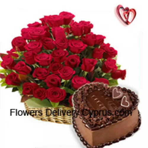 Un bel arrangement de 50 roses rouges accompagné d'un gâteau au chocolat en forme de cœur de 1 kg