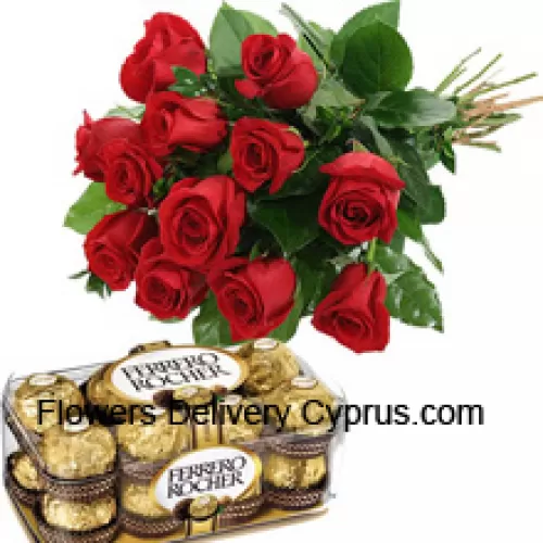 Bouquet de 12 roses rouges avec des garnitures saisonnières accompagné d'une boîte de 16 pièces Ferrero Rocher