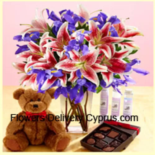 Lys roses et fleurs violettes assorties arrangés magnifiquement dans un vase en verre, un mignon ours en peluche brun de 12 pouces de haut et une boîte de chocolats importée