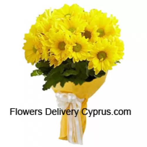Un beau bouquet de 18 Gerberas jaunes avec des garnitures de saison