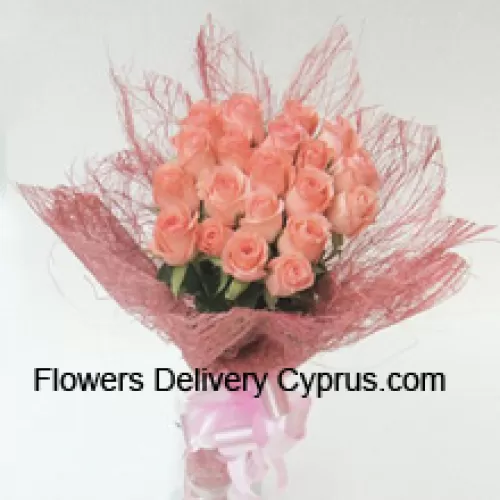 Bouquet de 20 roses roses avec des garnitures saisonnières