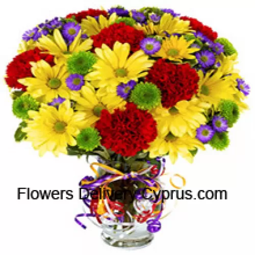 Oeillets rouges et Géraniums jaunes magnifiquement disposés dans un vase - 24 tiges et remplissages