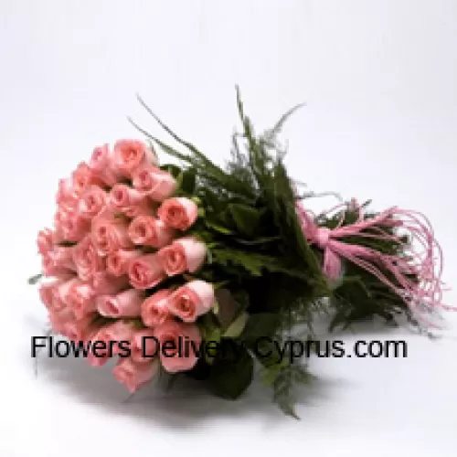 Un magnifique bouquet de 50 roses roses avec des remplissages saisonniers