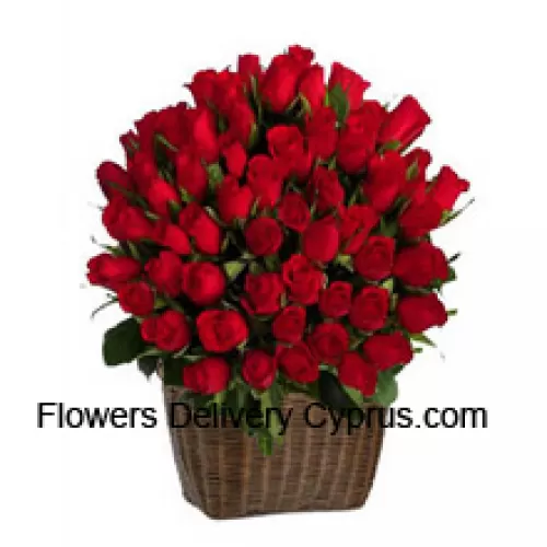 Una canasta alta de 75 rosas rojas con rellenos de temporada