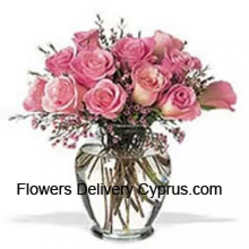 Bouquet de 12 roses roses avec quelques fougères dans un vase