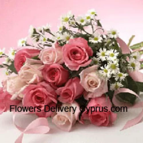 Bouquet de 12 roses roses avec statice violet