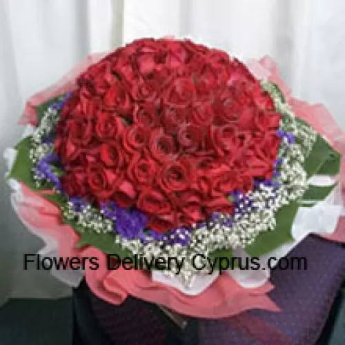Bouquet de 100 roses rouges avec des remplissages saisonniers