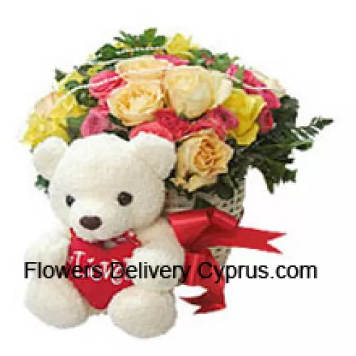 Panier de 24 roses de couleurs mélangées avec un ourson de taille moyenne mignon