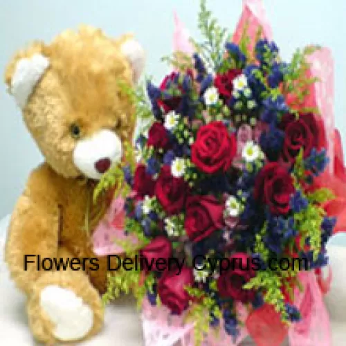 Bouquet de 12 roses rouges avec des remplissages et un ours en peluche de taille moyenne