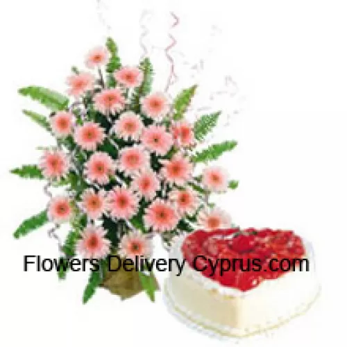 Panier de 24 gerberas roses accompagné d'un gâteau en forme de cœur de 1 kg à la vanille