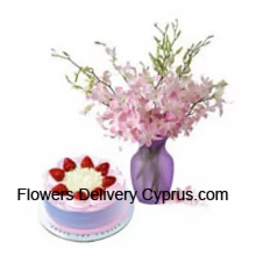 Orchidées fraîches dans un vase accompagnées d'un gâteau aux fraises d'un demi-kilo