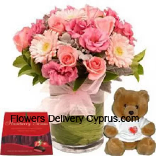 Fleurs assorties dans un vase, un mignon ours en peluche et une boîte de chocolats