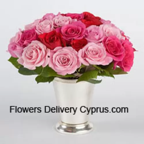 24 Rose Miste Colorate Con Riempitivi Stagionali In Un Vaso Di Vetro