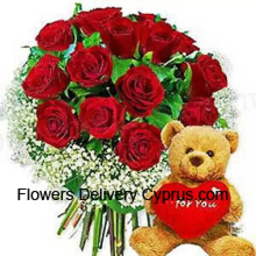 Bouquet de 12 roses rouges avec des remplissages saisonniers et un mignon ours en peluche brun de 8 pouces