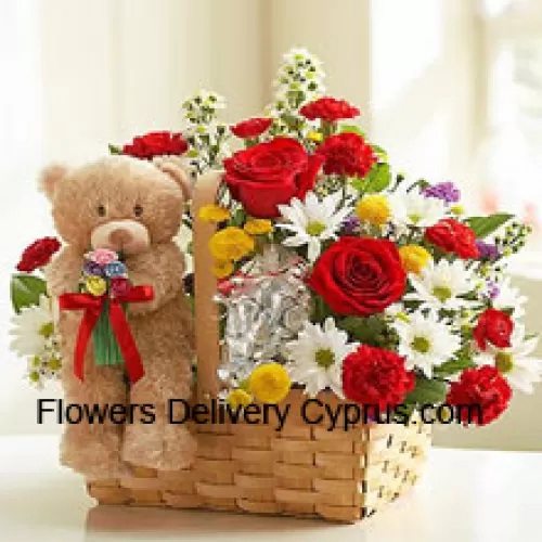 Panier de fleurs assorties et un mignon ours en peluche brun de 6 pouces